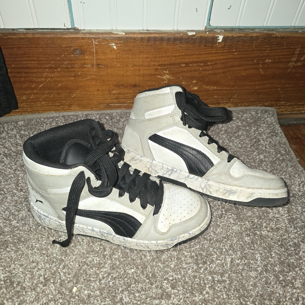 Puma Size 6 Youth Gray and Black High-Top Sneakers